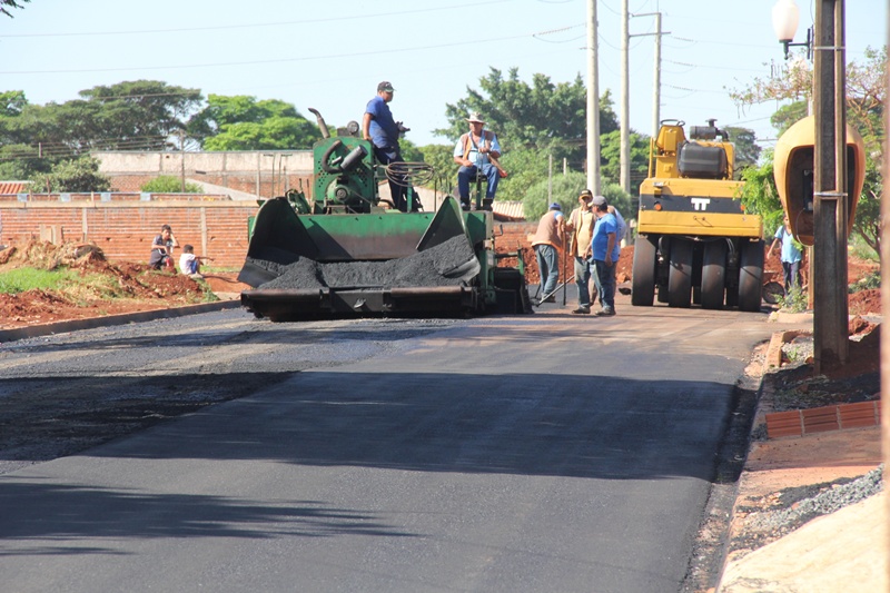 Asfalto no Monterey   Mais um passo na melhoria da infraestrutura do bairro 